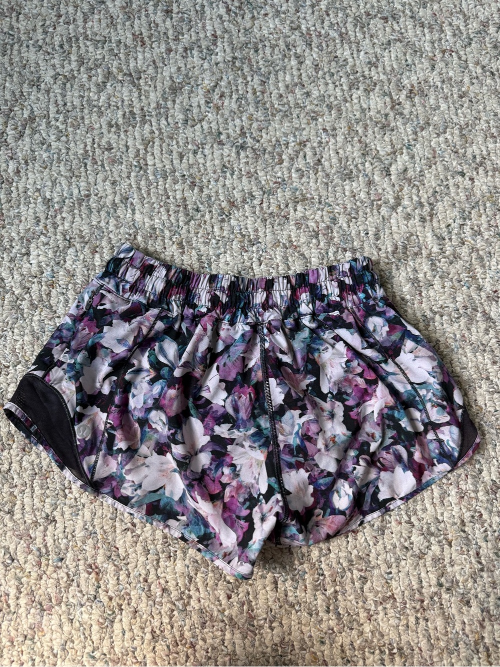 Lululemon Hotty Hot High-Rise Shorts 2.5” – Size 4
